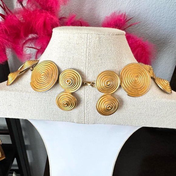Vintage Gold Tone Swirl Circle Necklace - Picture 7 of 11